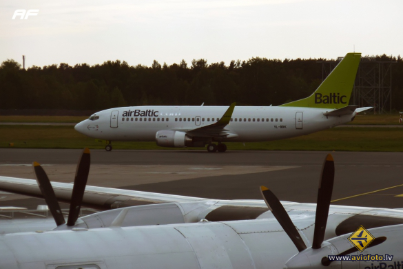 Boeing 737-33V